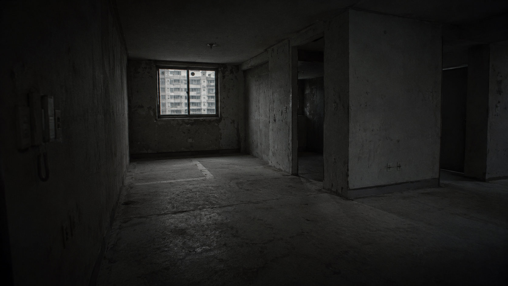 A vacant, stripped-bare room inside an empty 1990s Korean apartment, depicting an atmospheric cold case scene.